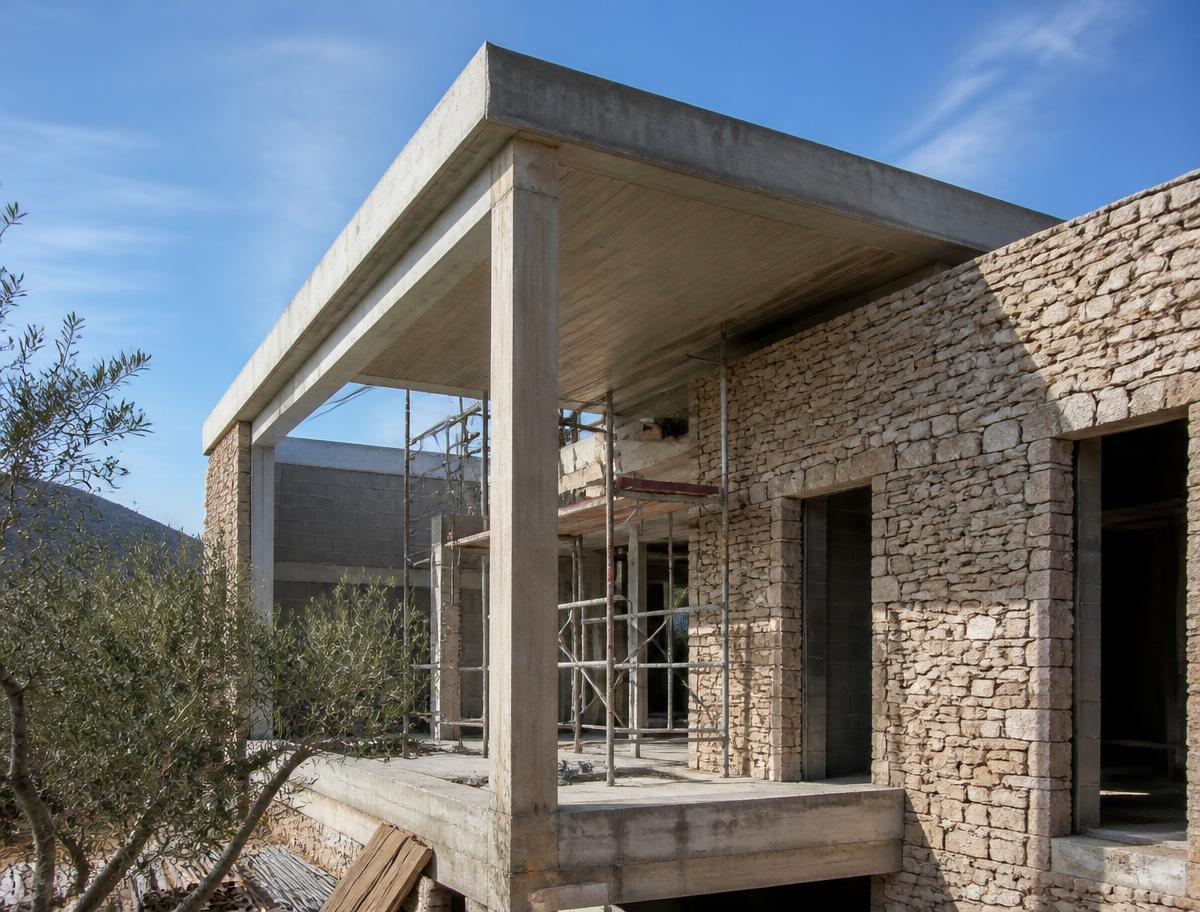 Extension de maison en pierre en cours de gros œuvre en Provence